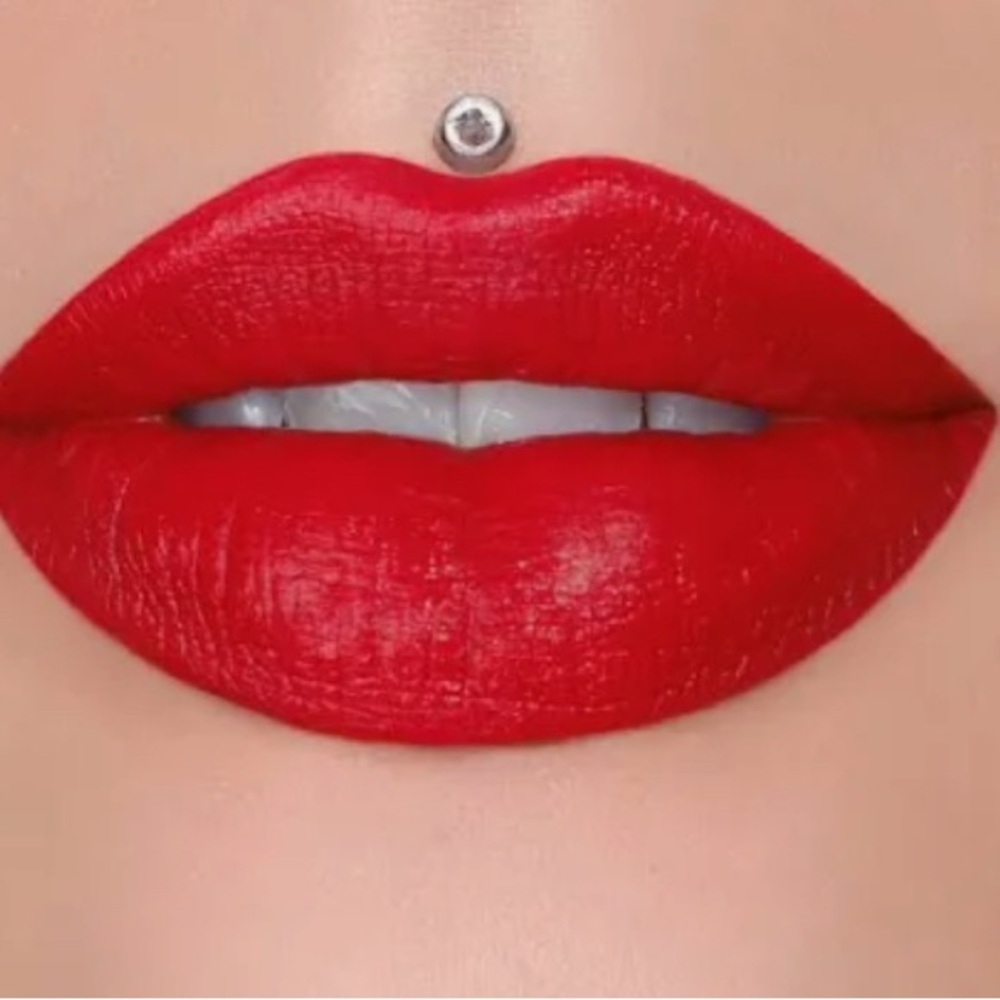 JEFFREE STAR NWBX VELVET TRAP”  
“RED AFFAIR”
Matt Finish.